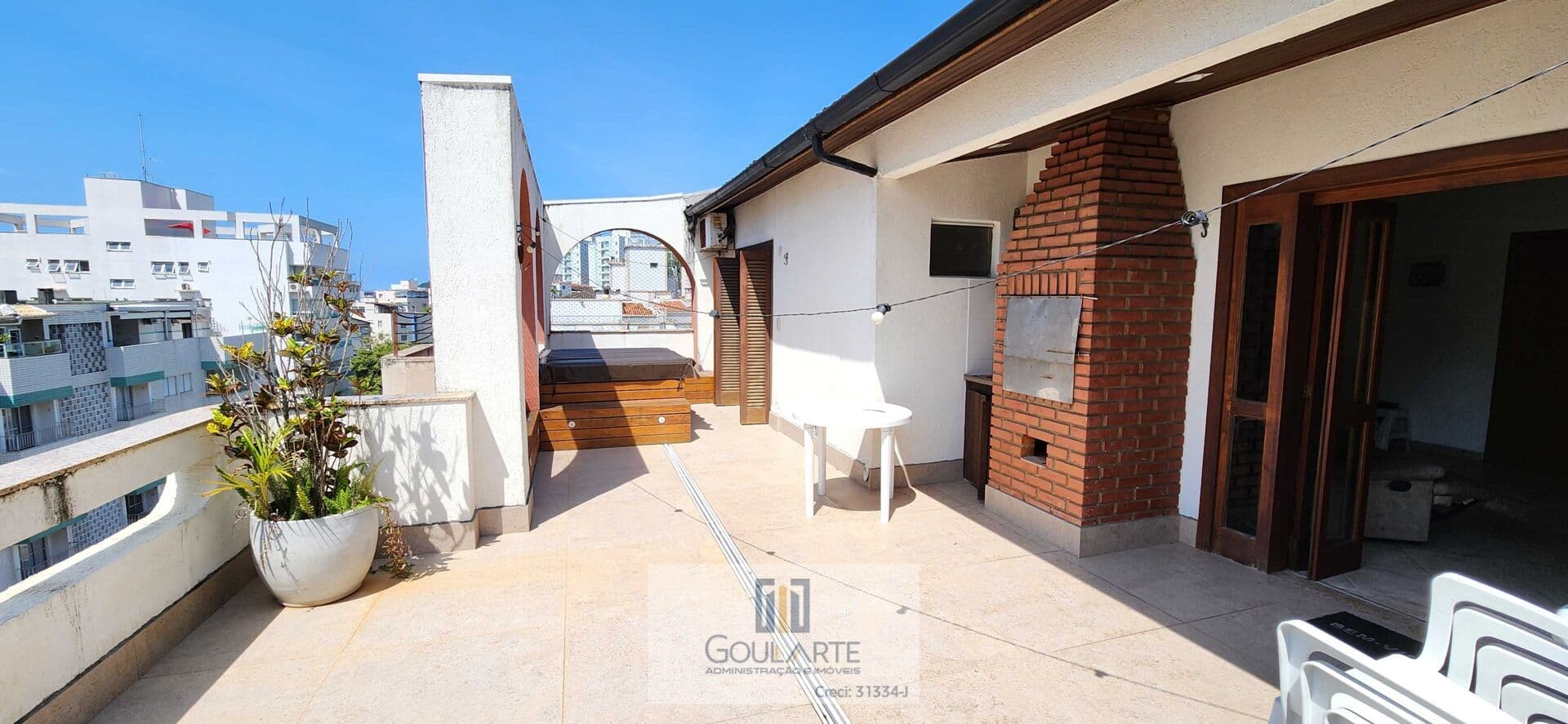 Apartamento cobertura com acesso a sacada gourmet, 3 dormitórios climatizados sendo 1 suíte, na praia das ASTÚRIAS- Guarujá/SP.