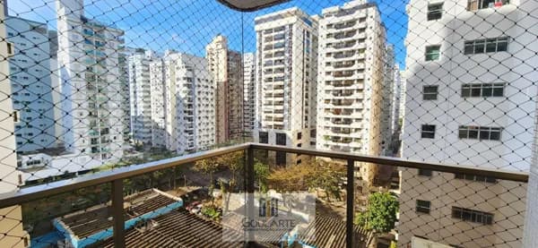 Apartamento com acesso a sacada, 3 dormitórios sendo 1 suíte climatizada, na praia da Pitangueiras-Guarujá/SP.