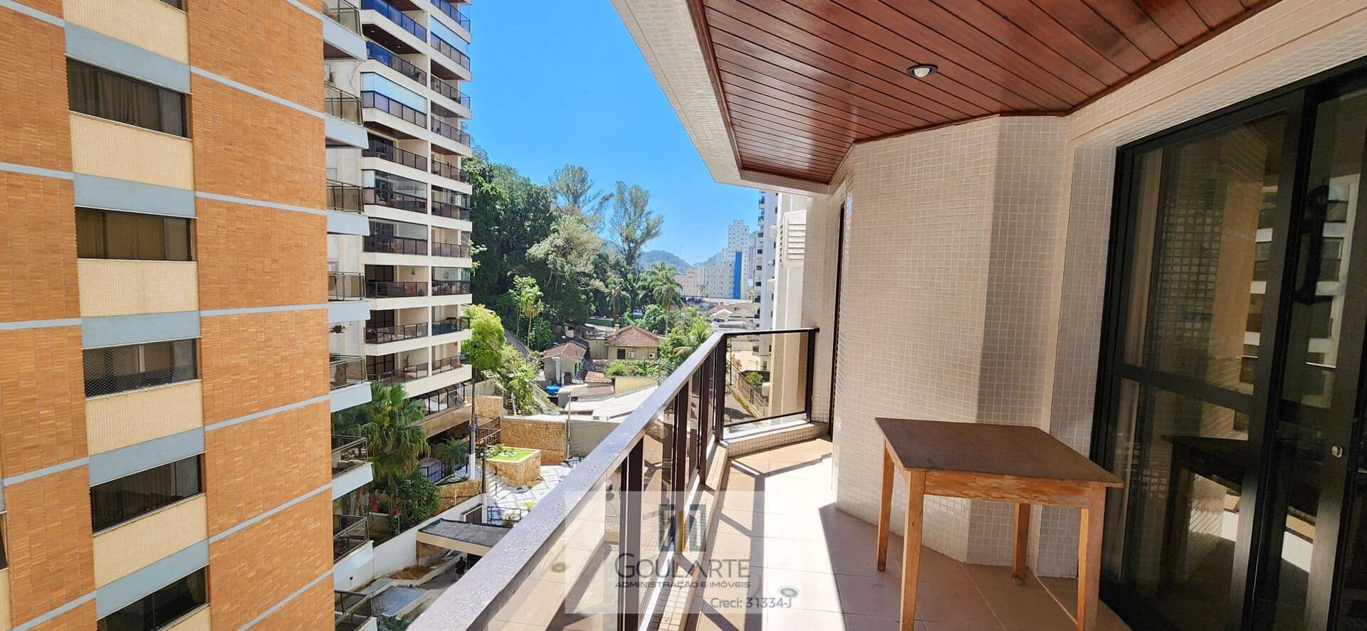 Apartamento Alto Padrão com acesso a sacada compartilhada com suíte, 3 dormitórios sendo 1 suíte climatizada, na praia das PITANGUEIRAS-GUARUJÁ/SP