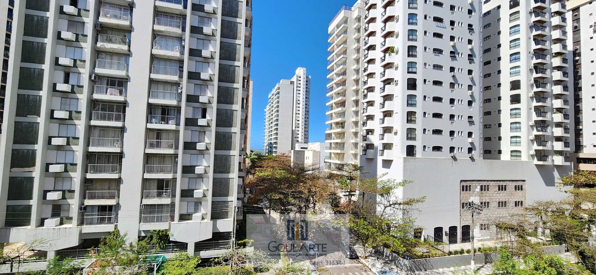 Apartamento com sacada conjugada vista parcial do mar, 3 dormitórios climatizados sendo 2 suítes, á 300 metros do mar em PITANGUEIRAS - Guarujá/SP.
