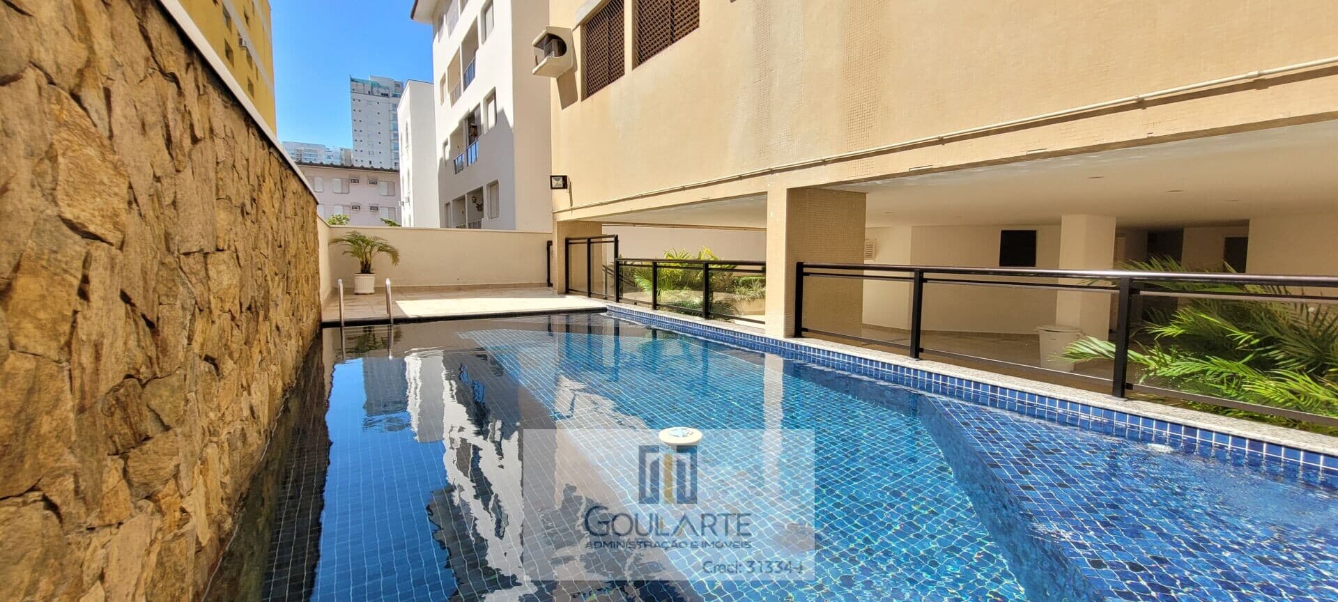 Apartamento Alto Padrão com acesso a sacada, 3 dormitórios sendo 1 suíte, lado praia - ENSEADA - Guarujá/SP.