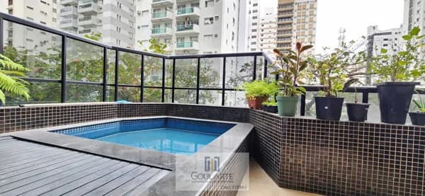 Apartamento duplex com 5 dormitórios sendo 3 suítes climatizadas + suíte de serviço, sacada gourmet e hidromassagem privativa na praia da Pitangueiras-Guarujá/SP.