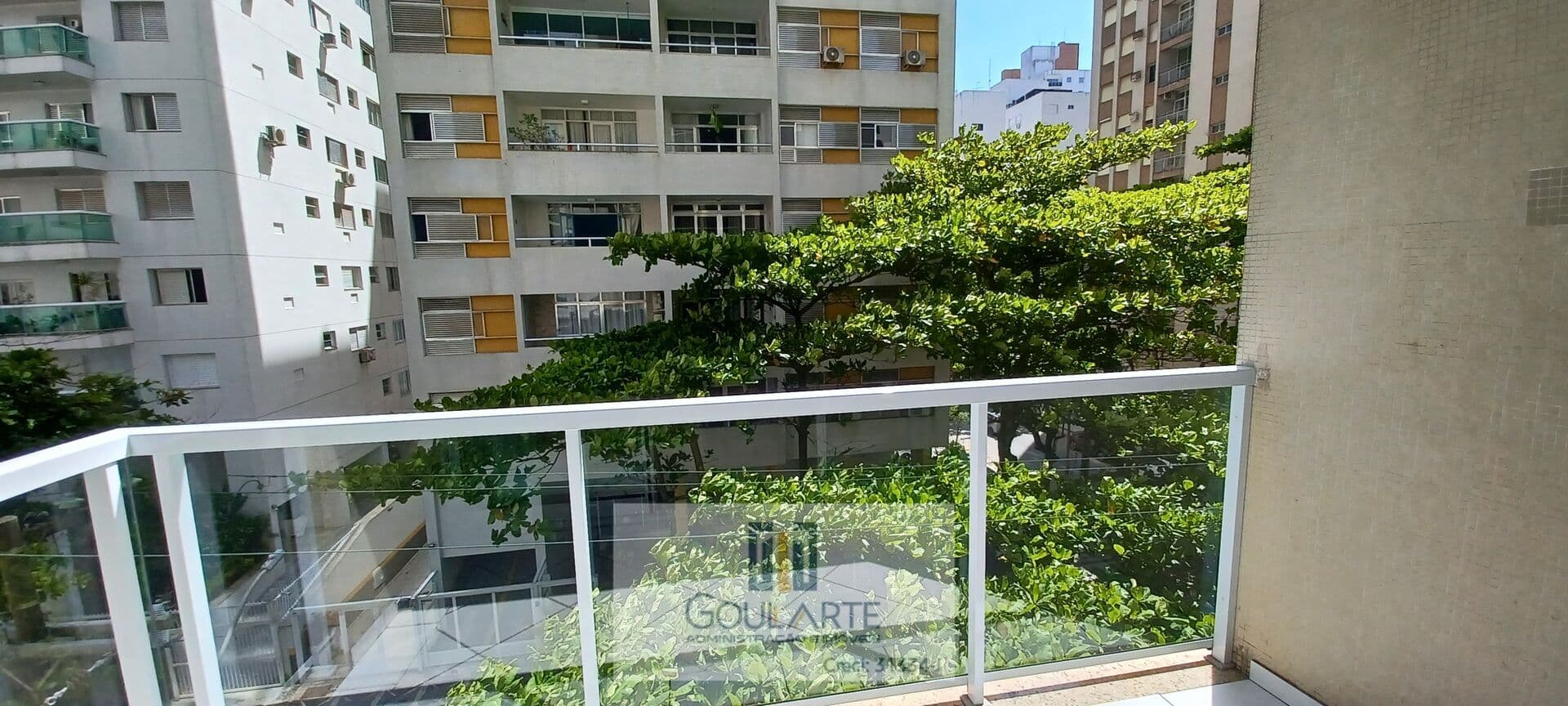 Apartamento alto padrão com sacada, 3 dormitorios sendo 1 suíte, PITANGUEIRAS-Guarujá/SP.
