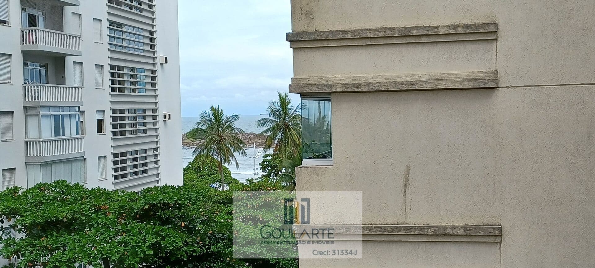 Apartamento 4 dormitórios, com vista parcial do mar, na praia da Pitangueiras-Guarujá/SP.