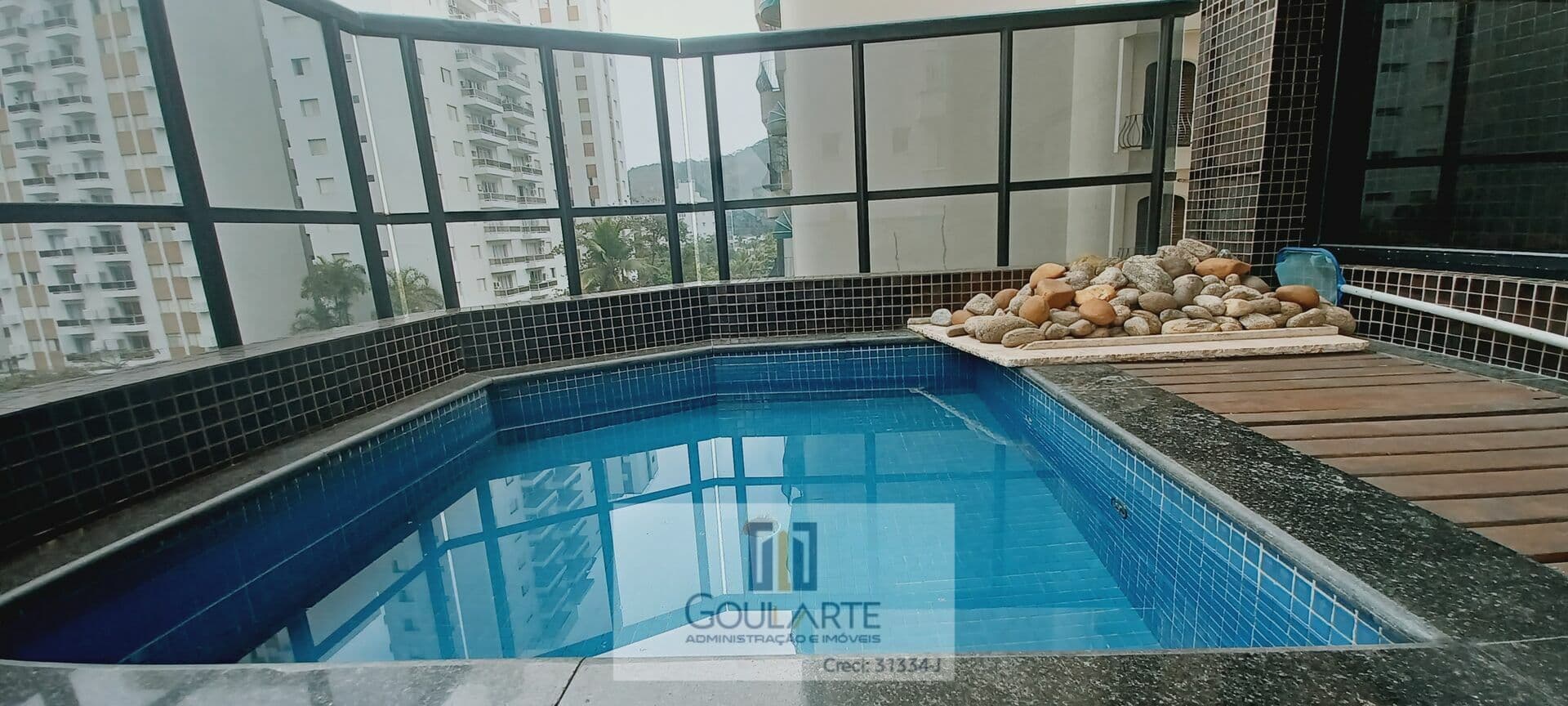 Apartamento duplex com 4 dormitórios sendo 3 suítes + suíte de serviço, sacada e piscina privativa na praia da Pitangueiras-Guarujá/SP.