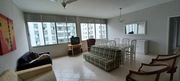 Apartamento com 3 dormitórios ,á menos de 100 metros da praia em Pitangueiras-Guarujá/SP.