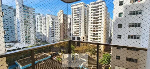 Apartamento com acesso a sacada, 3 dormitórios sendo 1 suíte climatizada, na praia da Pitangueiras-Guarujá/SP.