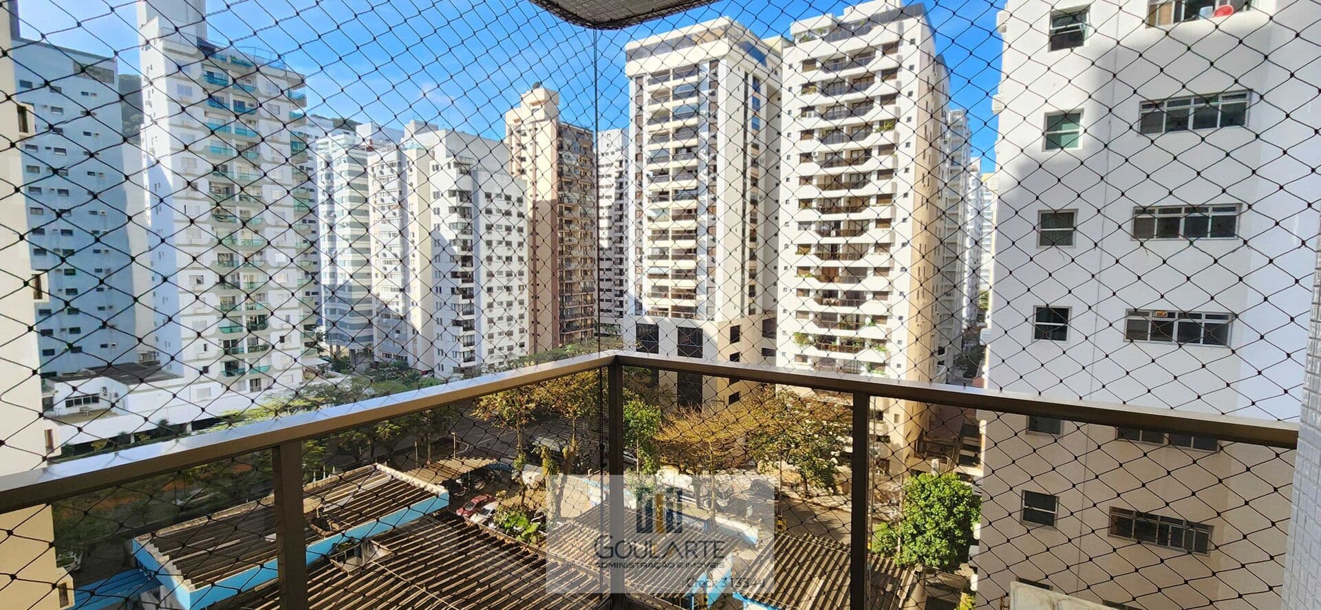 Apartamento com acesso a sacada, 3 dormitórios sendo 1 suíte climatizada, na praia da Pitangueiras-Guarujá/SP.