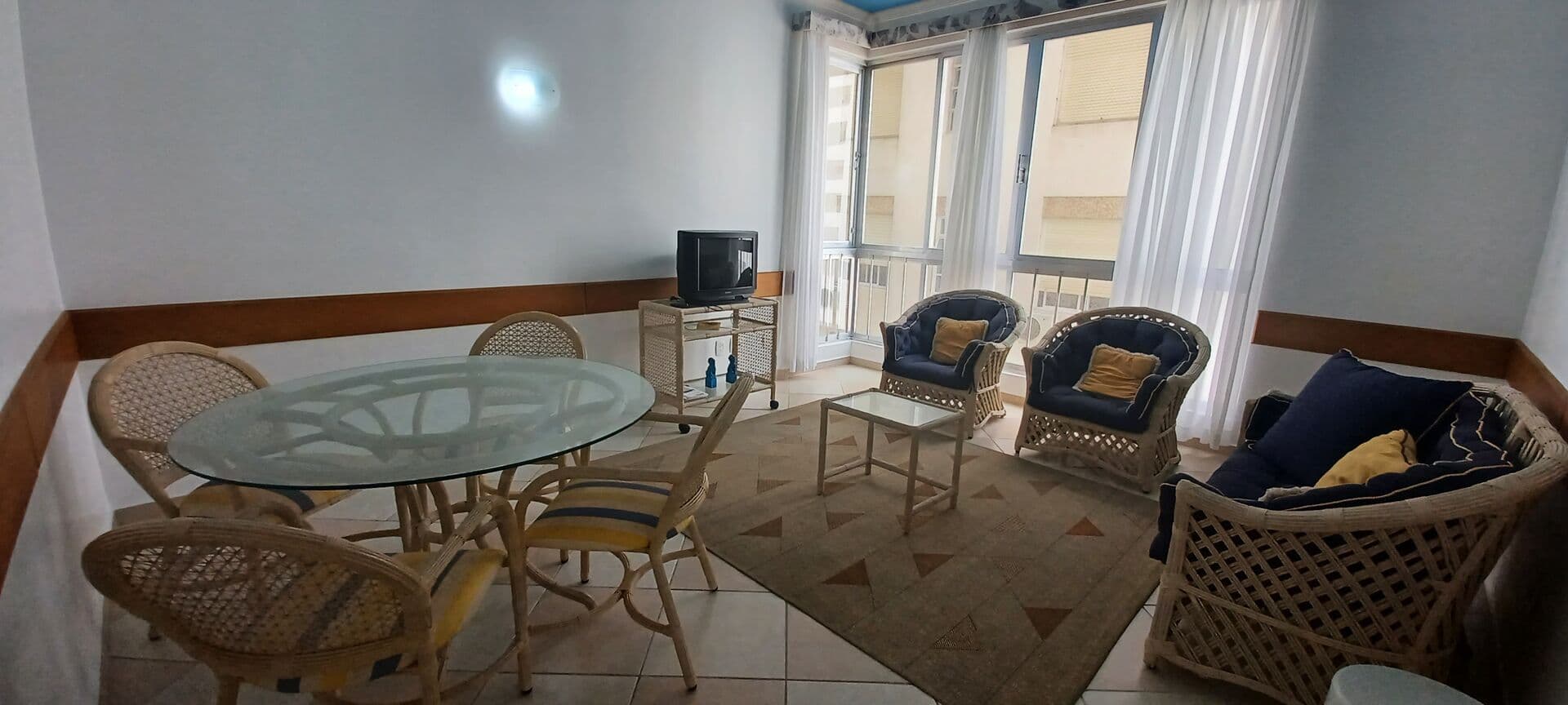 Apartamento alto padrão com 2 dormitórios sendo 1 suíte + suíte de serviço em frente a praia da Pitangueiras-Guarujá/SP.