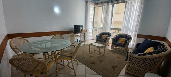 Apartamento alto padrão com 2 dormitórios sendo 1 suíte + suíte de serviço em frente a praia da Pitangueiras-Guarujá/SP.
