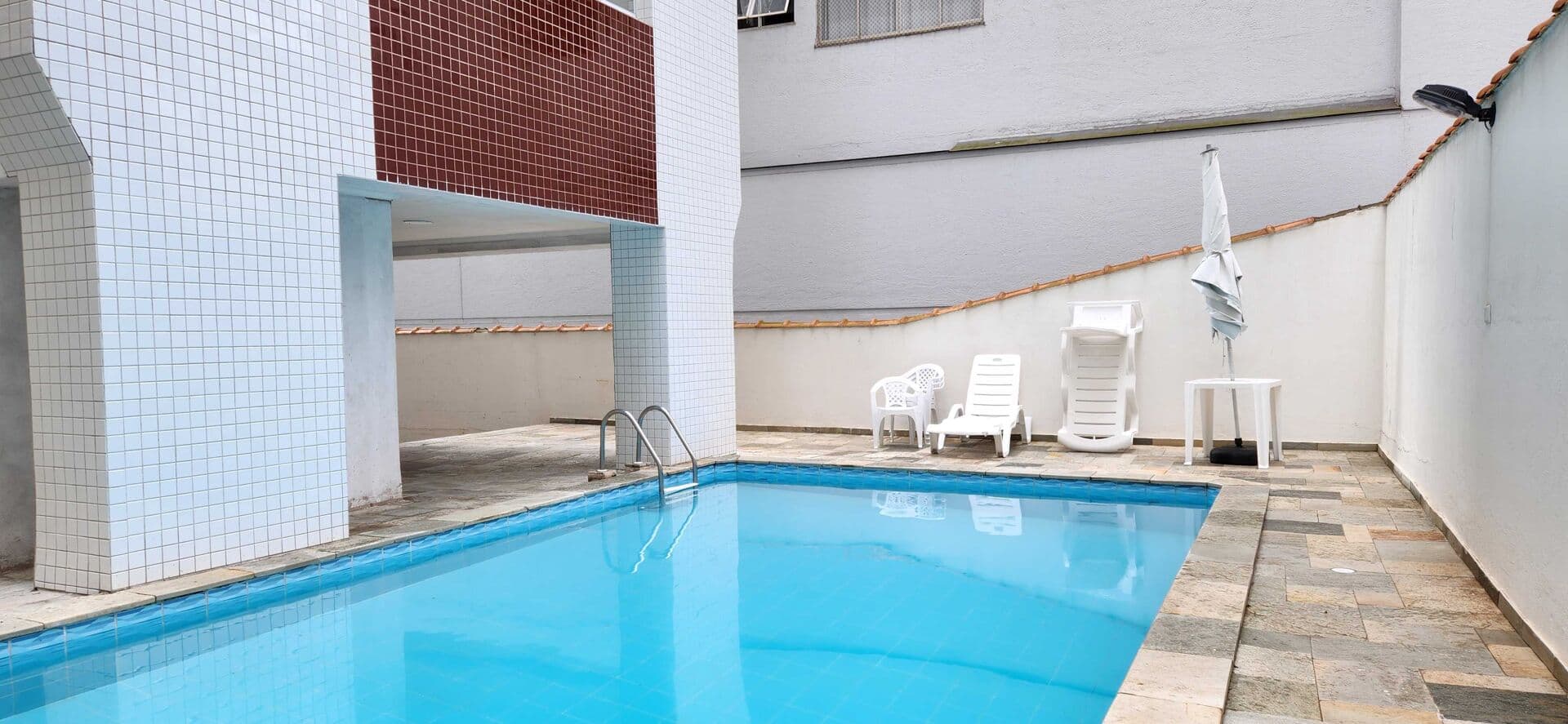 Apartamento com 3 dormitórios sendo 1 suíte com sacada compartilhada + 1 dormitório de serviço, lazer no condomínio na Praia da PITANGUEIRAS - Guarujá/SP.