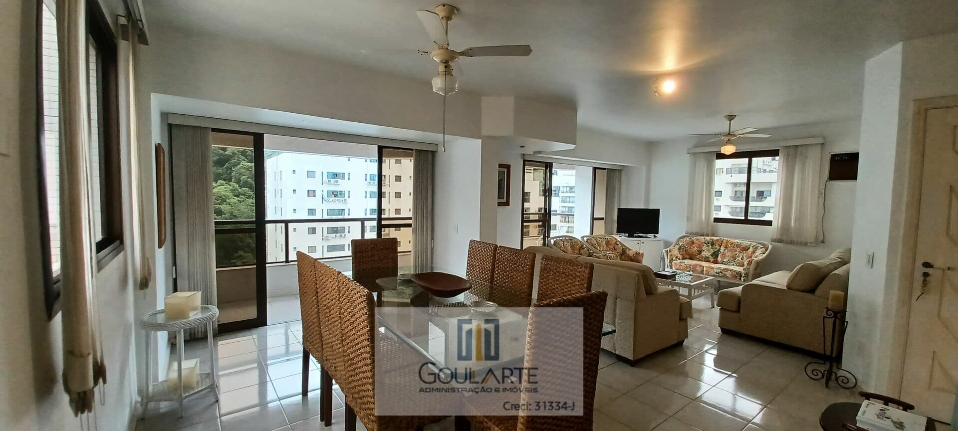 Apartamento alto padrão com 3 suítes + dormitório de serviço e sacada ampla na praia da Pitangueiras-Guarujá/SP.
