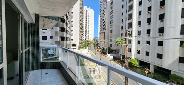 Apartamento com acesso a sacada, 3 dormitórios sendo 1 suíte, à menos de 150 metros das praias ENSEADA/PITANGUEIRAS - Guarujá/SP.