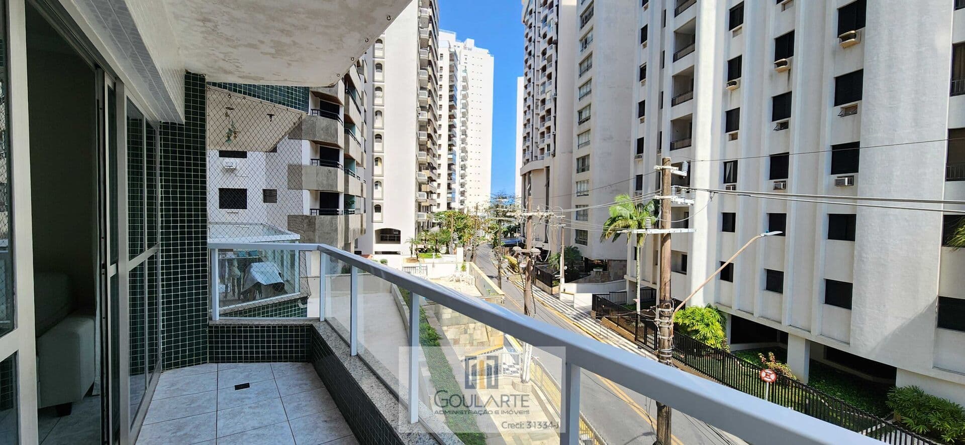 Apartamento com acesso a sacada, 3 dormitórios sendo 1 suíte, à menos de 150 metros das praias ENSEADA/PITANGUEIRAS - Guarujá/SP.