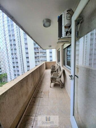 Apartamento padrão com sacada, 4 dormitórios sendo 1 suíte, á menos de 100 metros do mar, na praia de PITANGUEIRAS - Guarujá/SP.