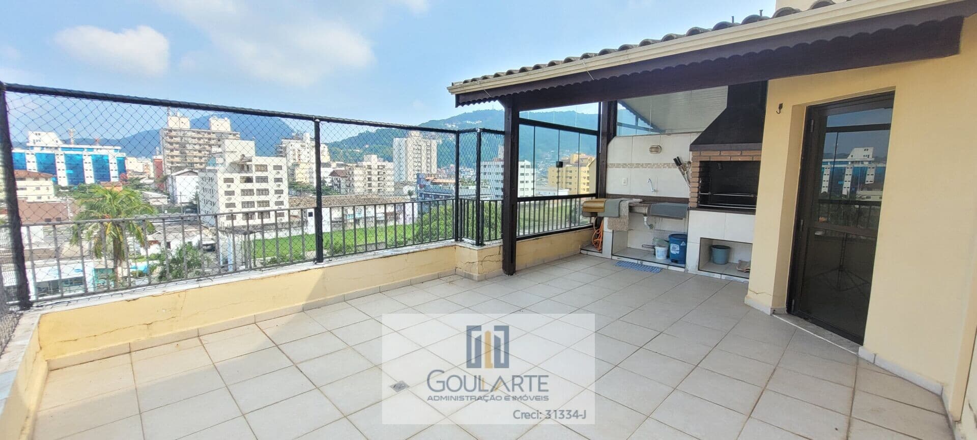 Cobertura Duplex com 3 dormitórios sendo 1 suíte na praia da Enseada-Guarujá/SP.