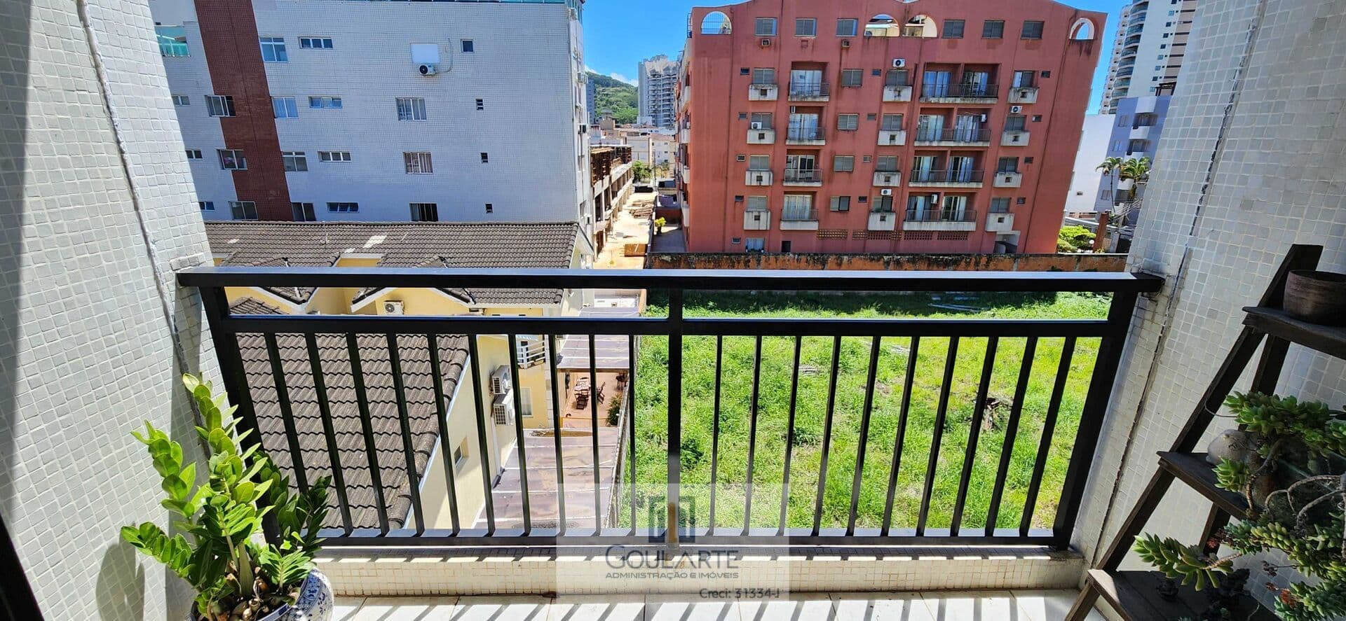 Apartamento com acesso a sacada, 2 dormitórios climatizados sendo 1 suíte, na praia das ASTÚRIAS-Guarujá/SP.