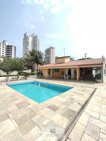 CASA com 3 dormitórios 1 sendo suíte, 1 edícula, espaço amplo (com churrasqueira e piscina) e 3 terrenos planos na praia da ENSEADA-Guarujá/SP.