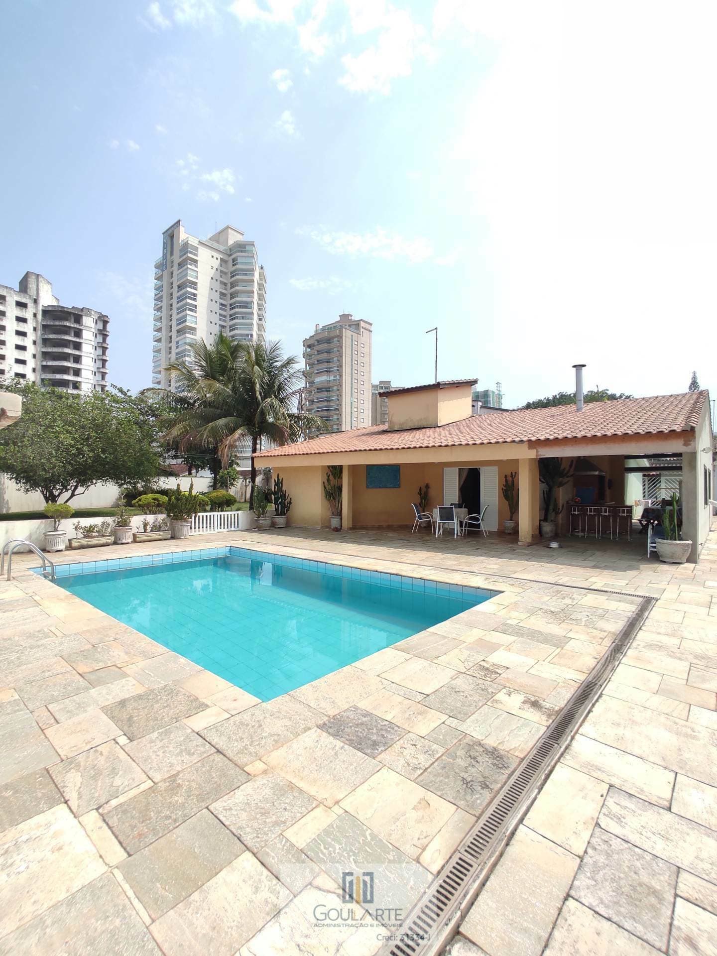 CASA com 3 dormitórios 1 sendo suíte, 1 edícula, espaço amplo (com churrasqueira e piscina) e 3 terrenos planos na praia da ENSEADA-Guarujá/SP.