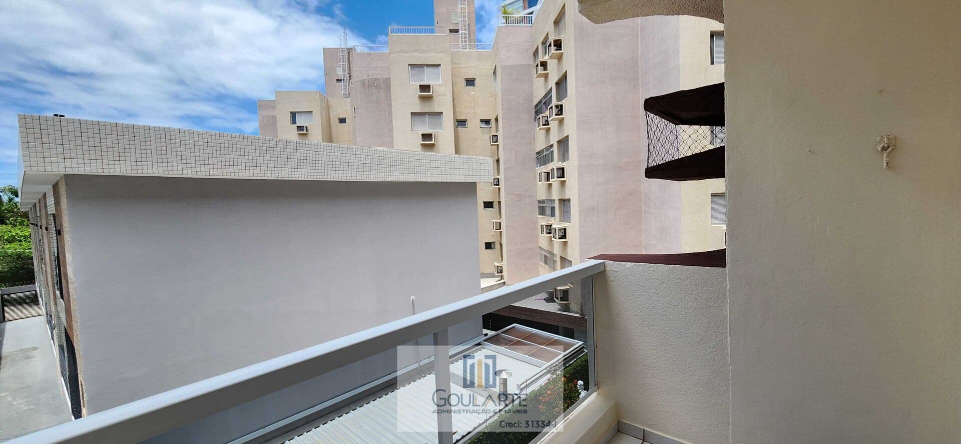 Apartamento com sacada, 3 dormitórios sendo 1 dormitório reversível, lado praia da ENSEADA - Guarujá/SP.