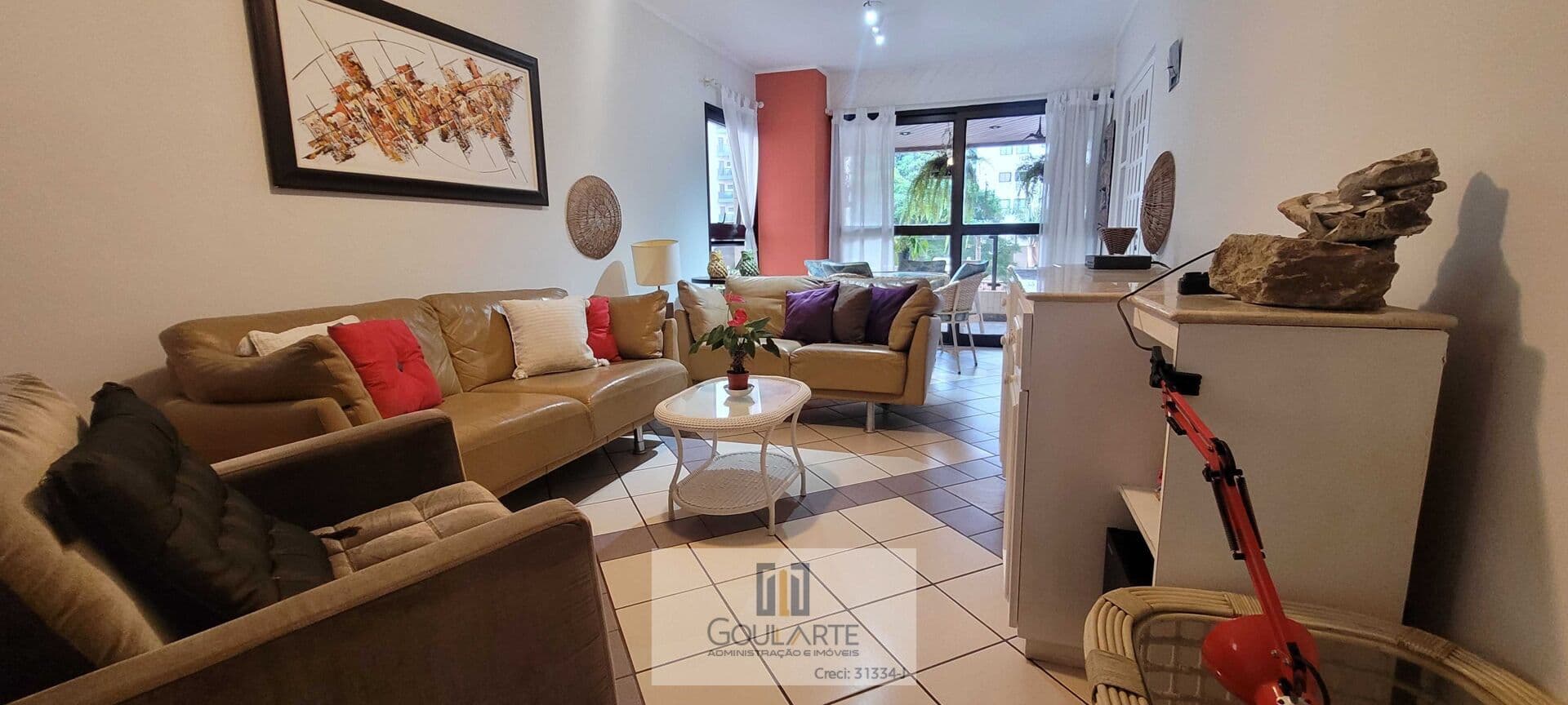 Apartamento alto padrão com sacada, 3 dormitórios sendo 1 suíte, na praia da PITANGUEIRAS-Guarujá/SP.