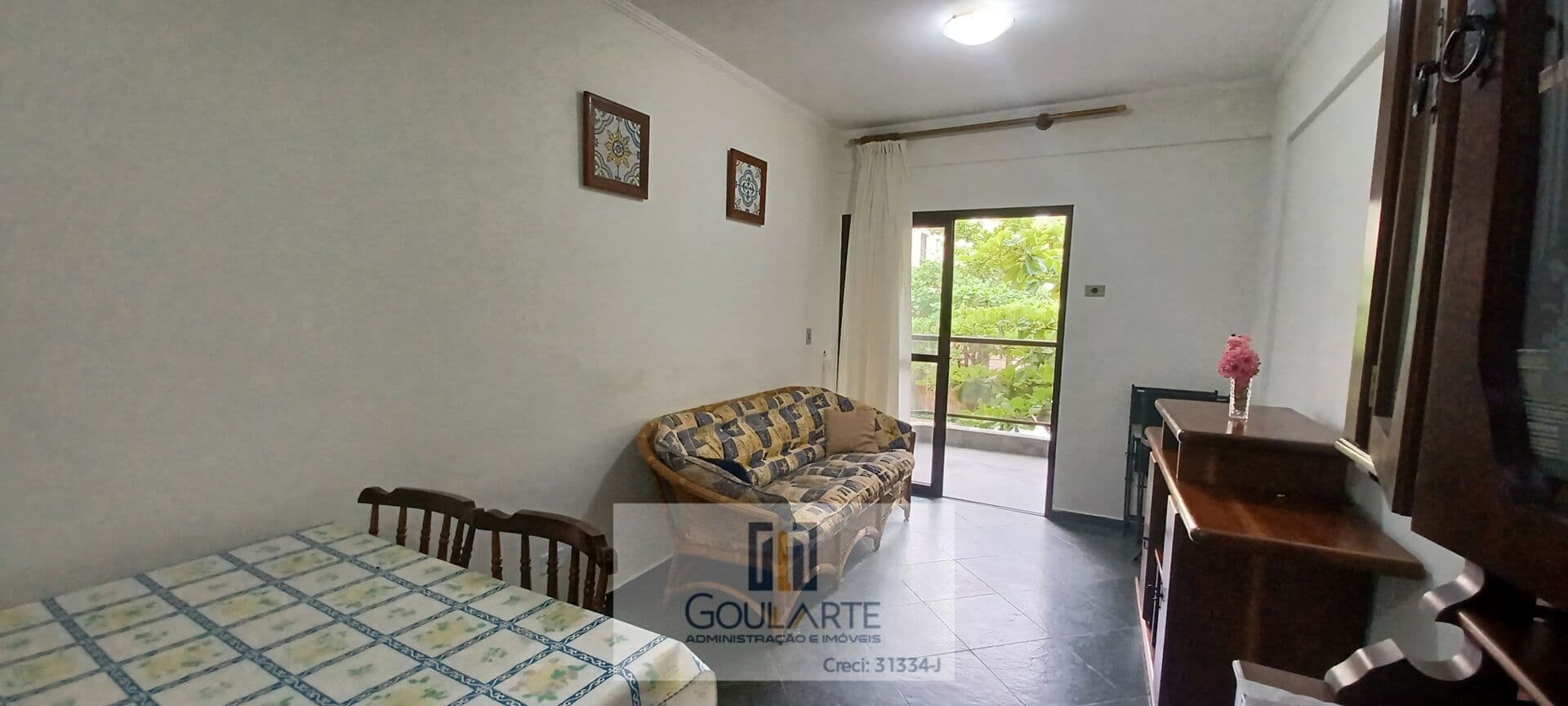 Apartamento com acesso a sacada, 2 dormitórios sendo 1 suíte, lado praia - Enseada-Guarujá/SP.