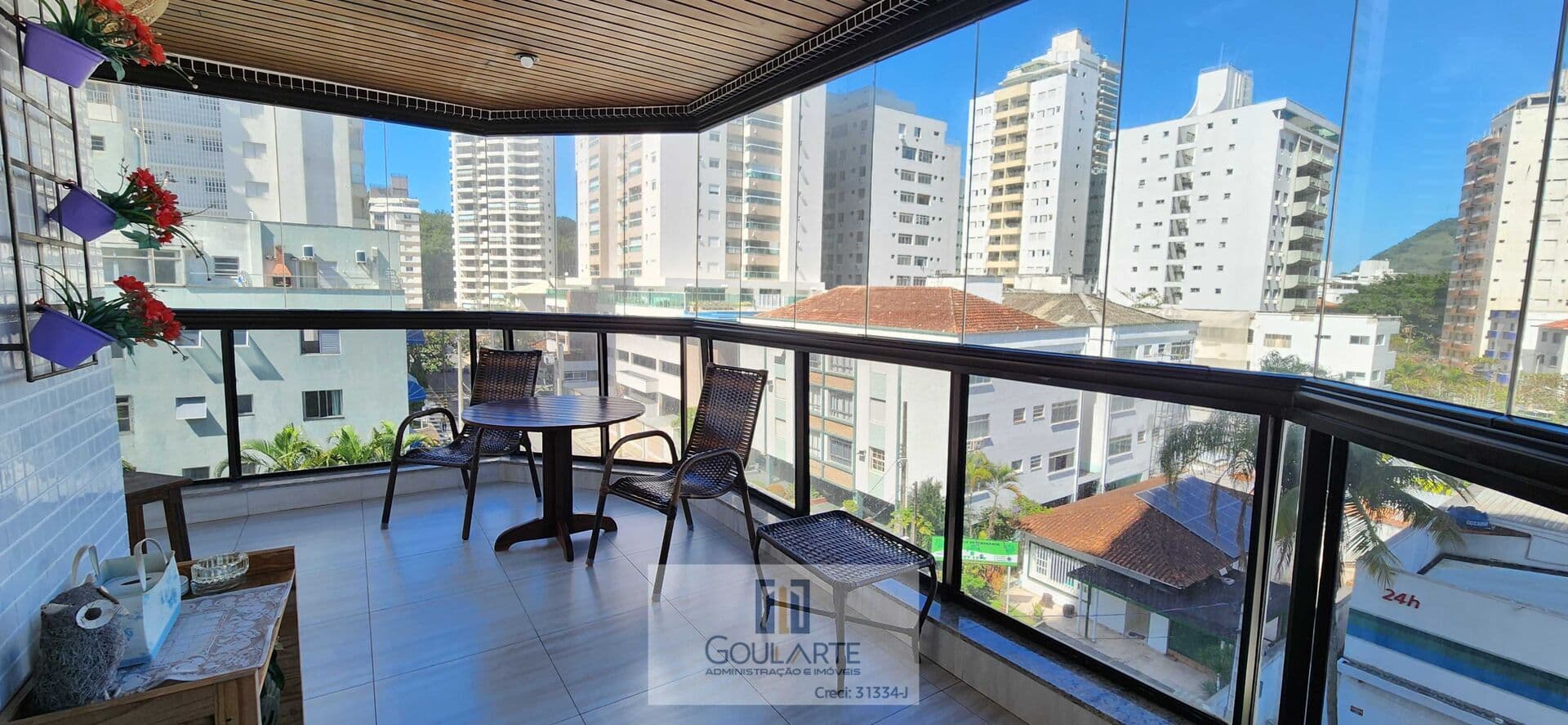 Apartamento alto padrão com acesso a sacada, 3 dormitórios sendo 2 suítes, lazer no condomínio na praia das ASTÚRIAS - Guarujá/SP.