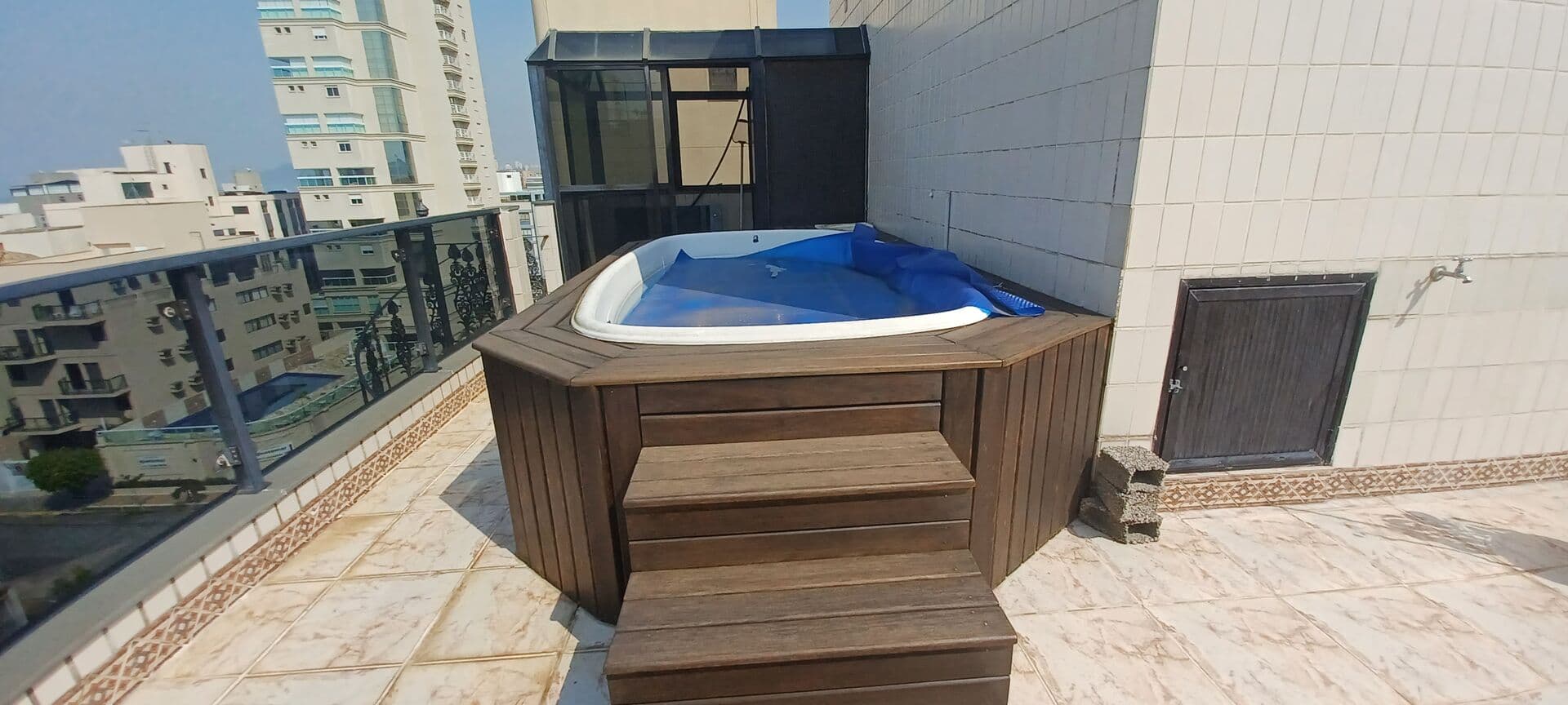 COBERTURA DUPLEX,4 dormitórios, terraço com piscina e churrasqueira ,lado praia da ENSEADA-Guarujá/SP.