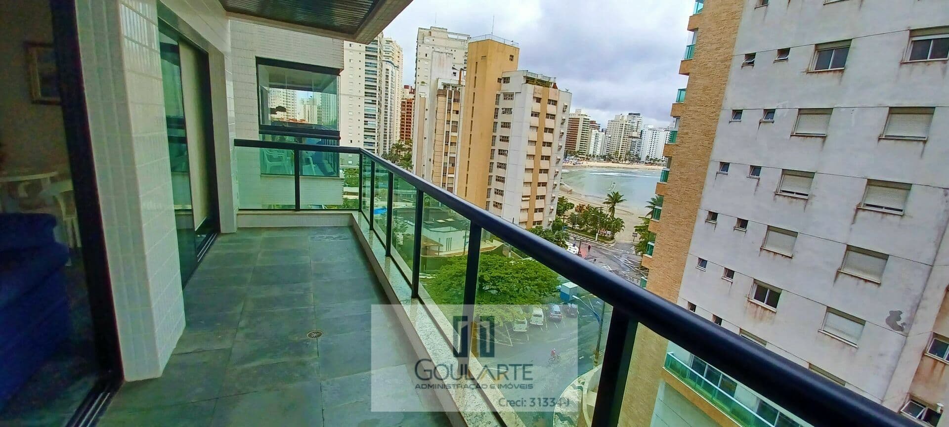 Apartamento alto padrão com 3 dormitórios sendo 1 suíte + dormitório de serviço, lazer no condomínio e vista lateral do mar na praia da Pitangueiras-Guarujá/SP.
