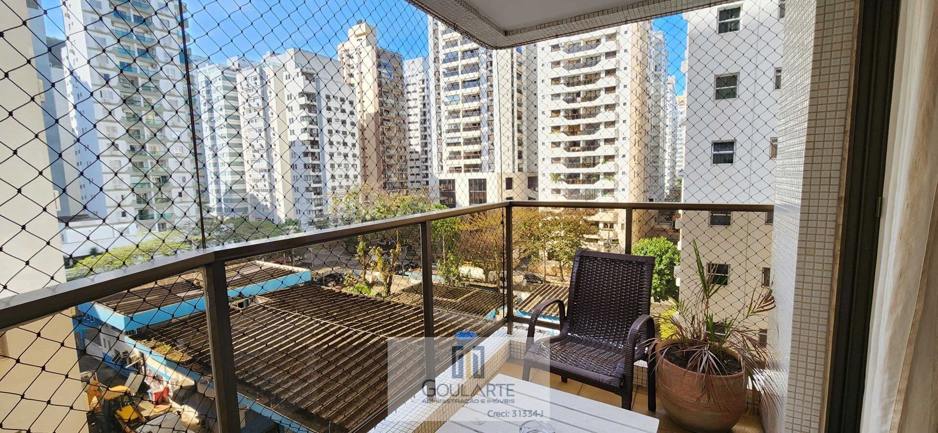 Apartamento com acesso a sacada, 2 dormitórios climatizados sendo 1 suíte + 1 dormitório de serviço, na praia da Pitangueiras-Guarujá/SP.