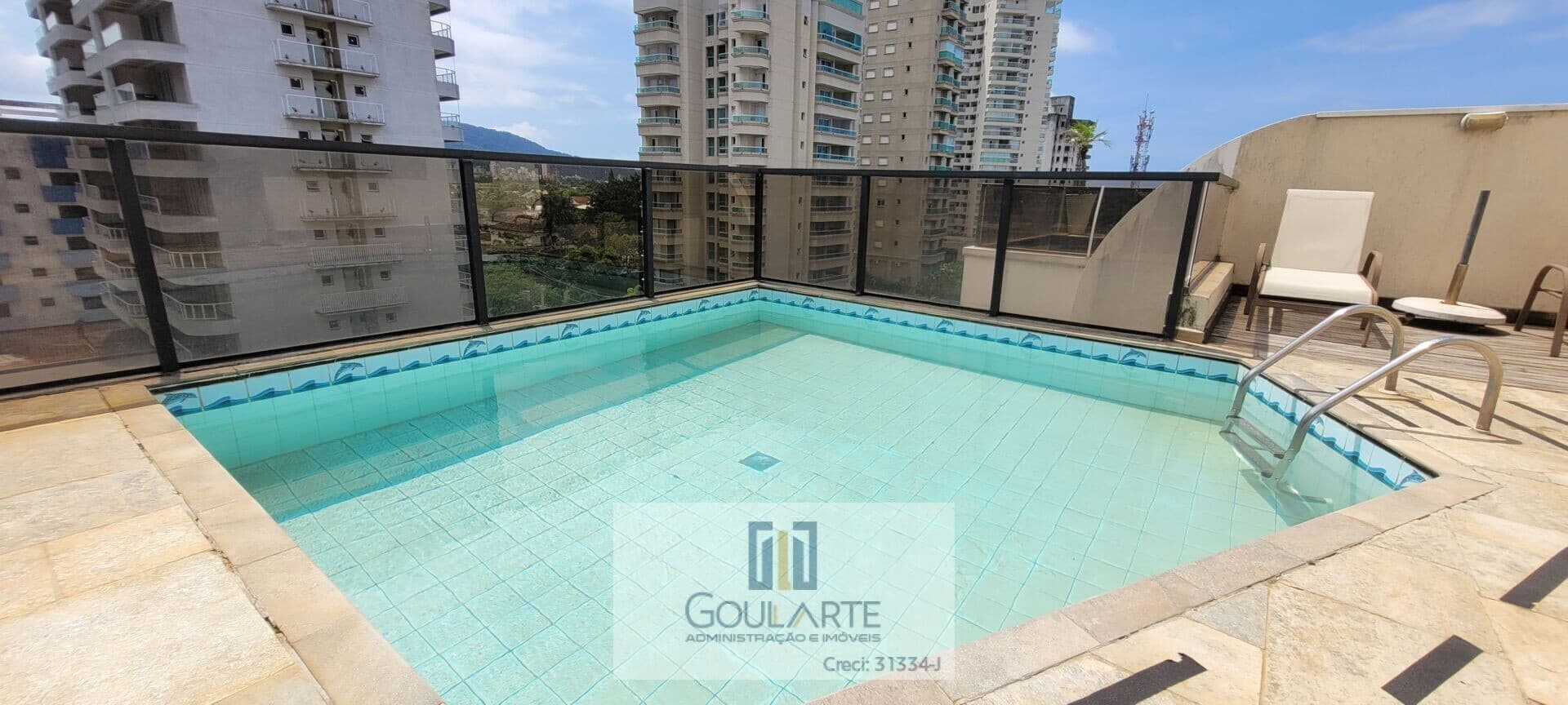 Cobertura duplex com 3 suítes climatizadas, piscina e churrasqueira, lado praia na Enseada-Guarujá/SP.