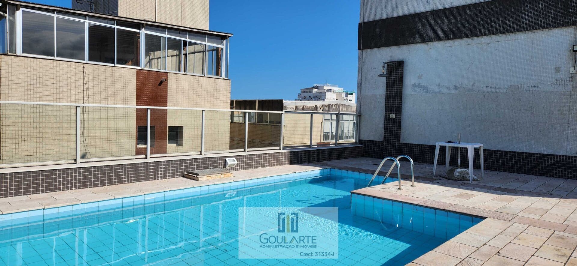 Apartamento alto padrão com acesso a sacada ampla vista lateral mar, 3 suítes sendo 2 climatizadas e lazer no condomínio, na praia das PITANGUEIRAS - Guarujá/SP.