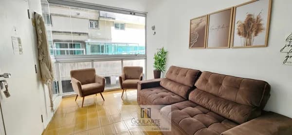 Apartamento com janelão na sala, 2 dormitórios sendo 1 suíte climatizada, à menos de 100m do mar na praia da Pitangueiras-Guarujá/SP.