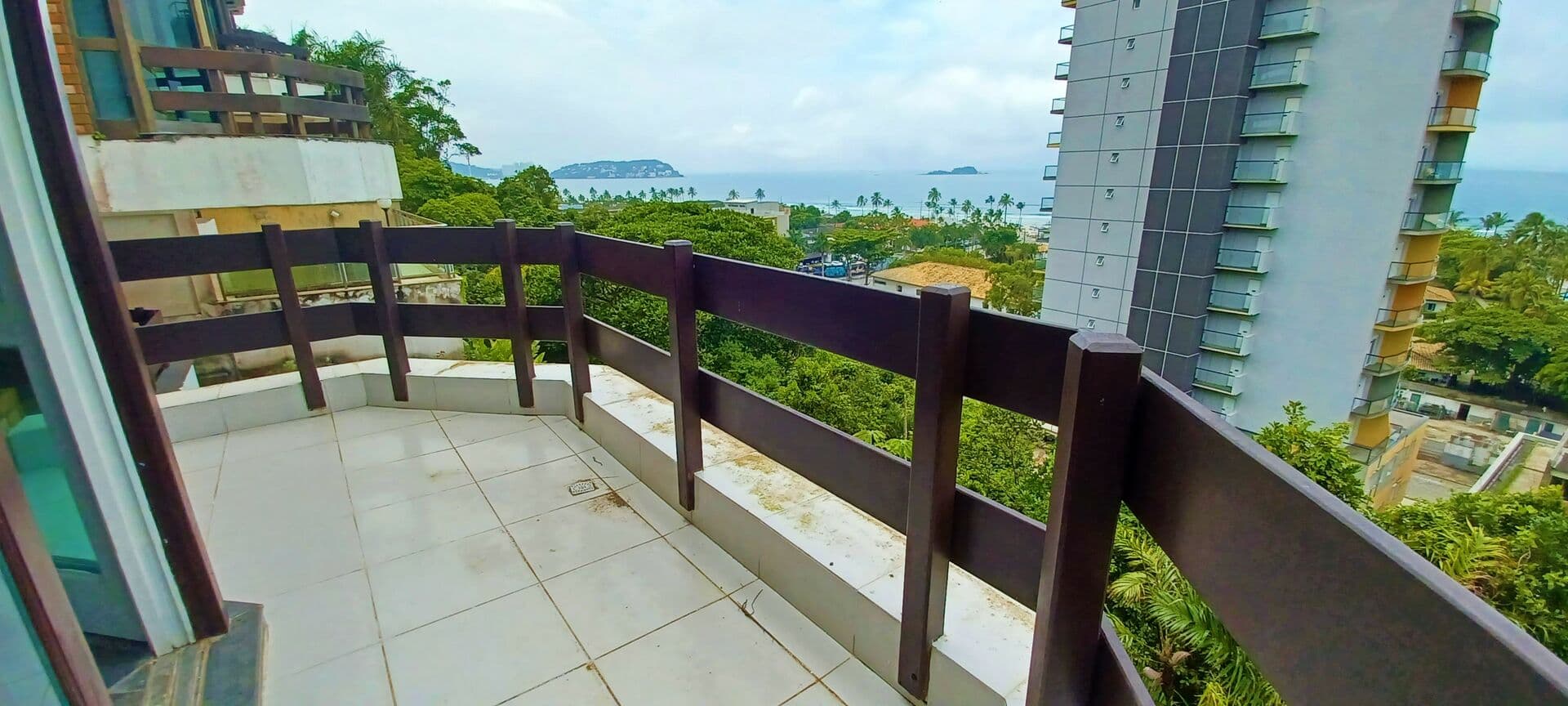 Casa com vista total do mar em lado praia da Enseada-Guarujá/SP.