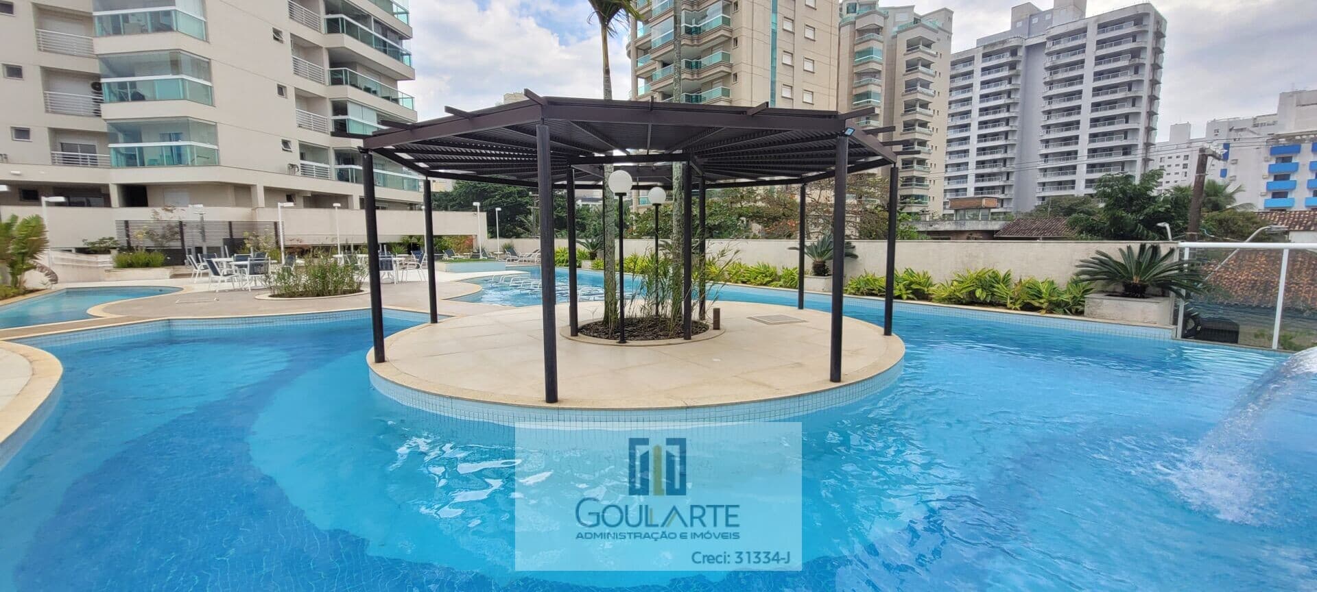 Apartamento em condomínio clube com 2 dormitórios e sacada gourmet, lado praia da ENSEADA - Guarujá/SP.