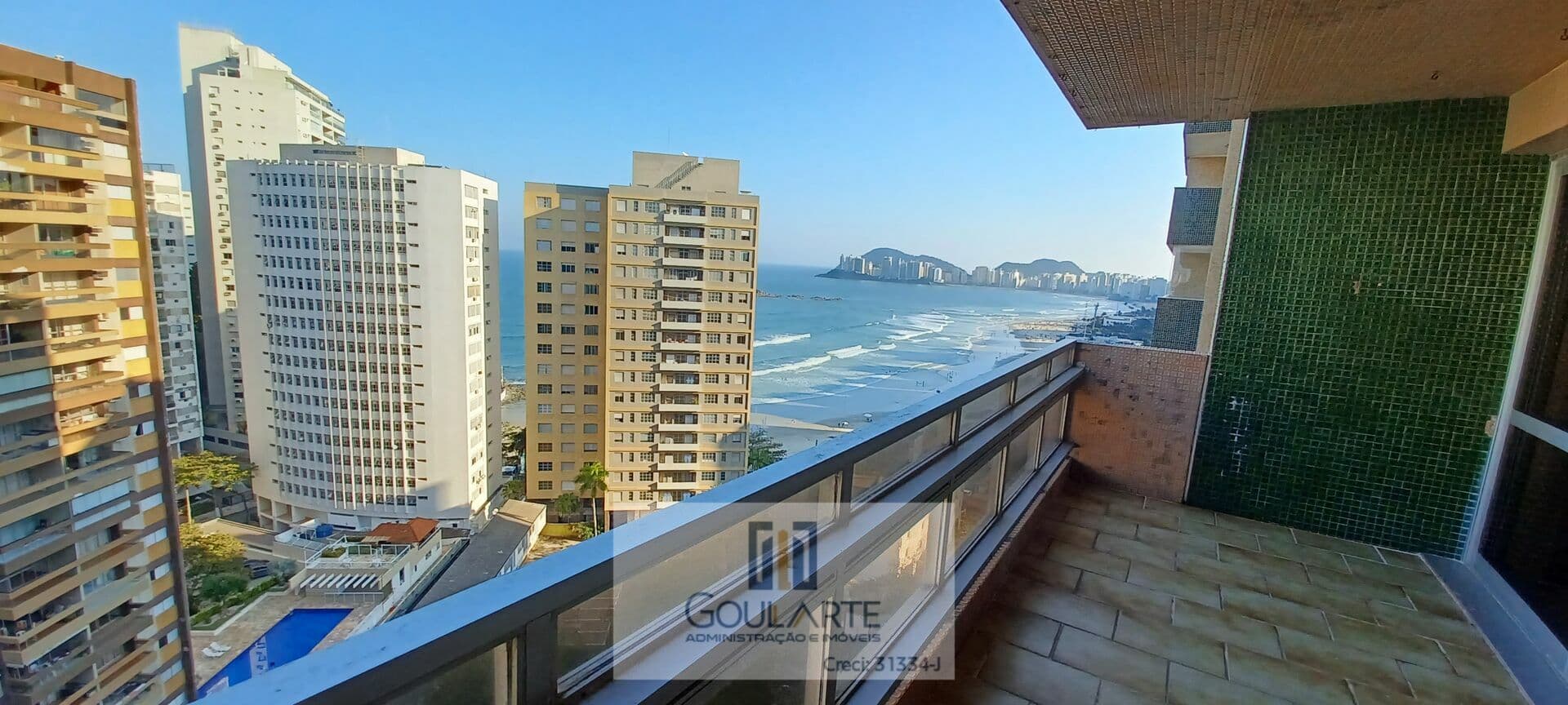 Apartamento alto padrão com4 dormitórios sendo 2 suítes, lazer completo e sacada vista mar na praia da Pitangueiras-Guarujá/SP.