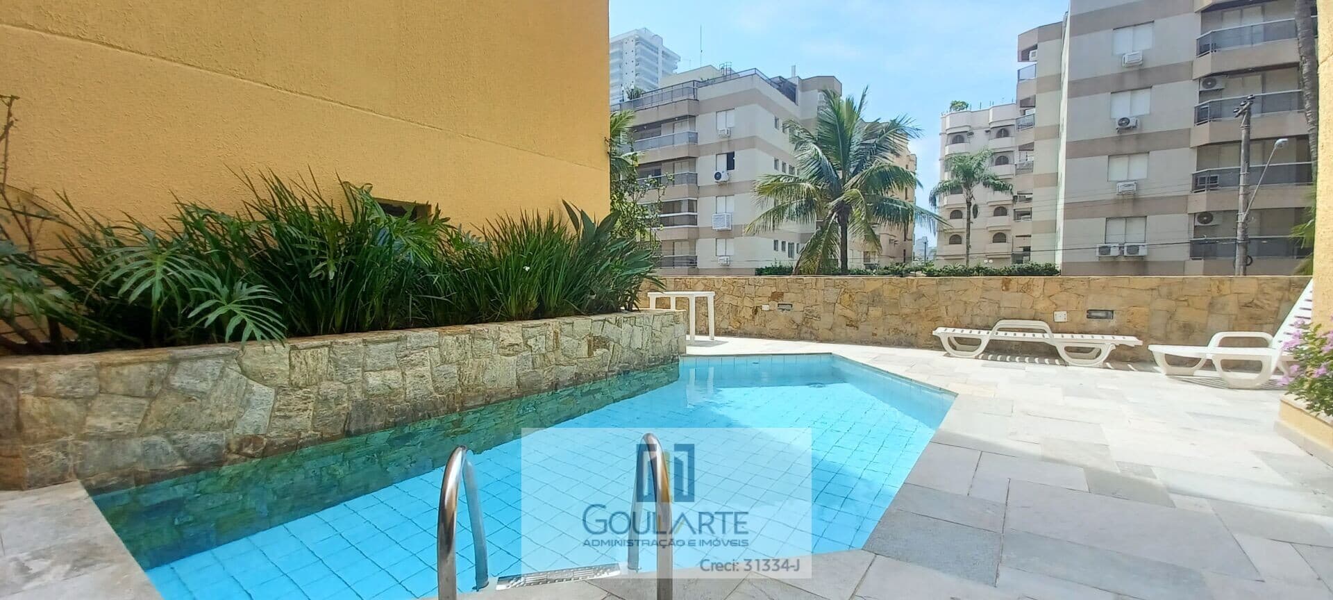 Apartamento Alto Padrão com acesso a sacada, 2 dormitórios sendo 1 suíte, lazer no condomínio, lado praia - ENSEADA - Guarujá/SP.