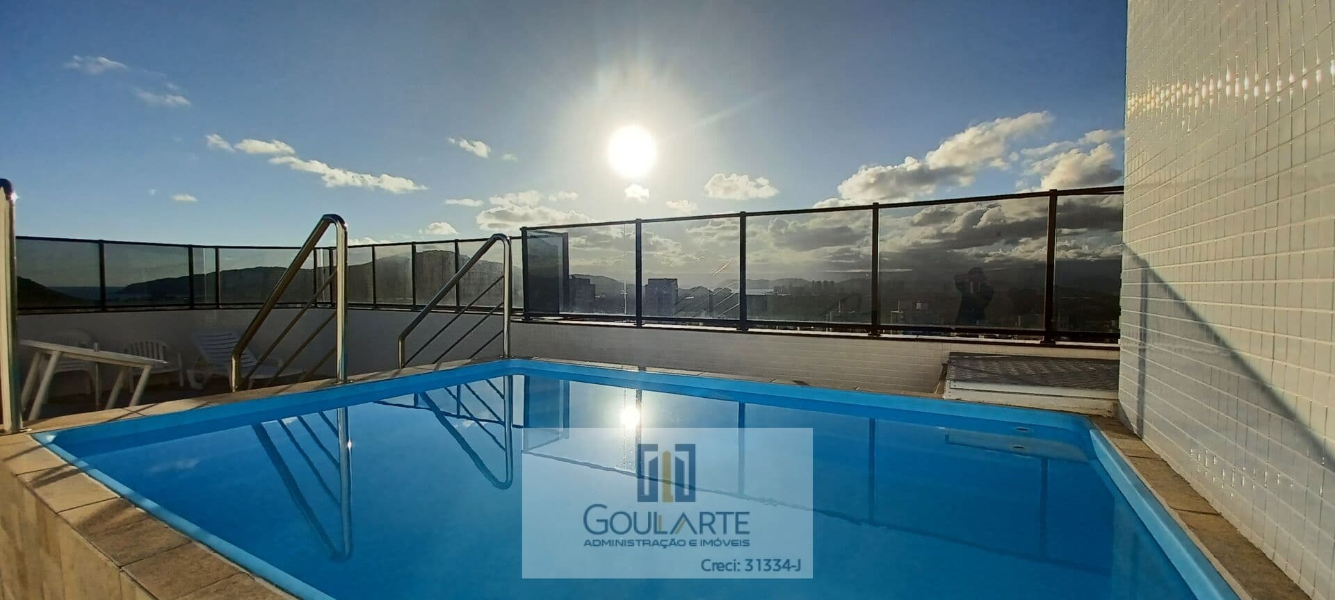 Apartamento alto padrão com acesso a sacada, 2 suítes e lazer no condomínio, na praia das Astúrias - Guarujá/SP.