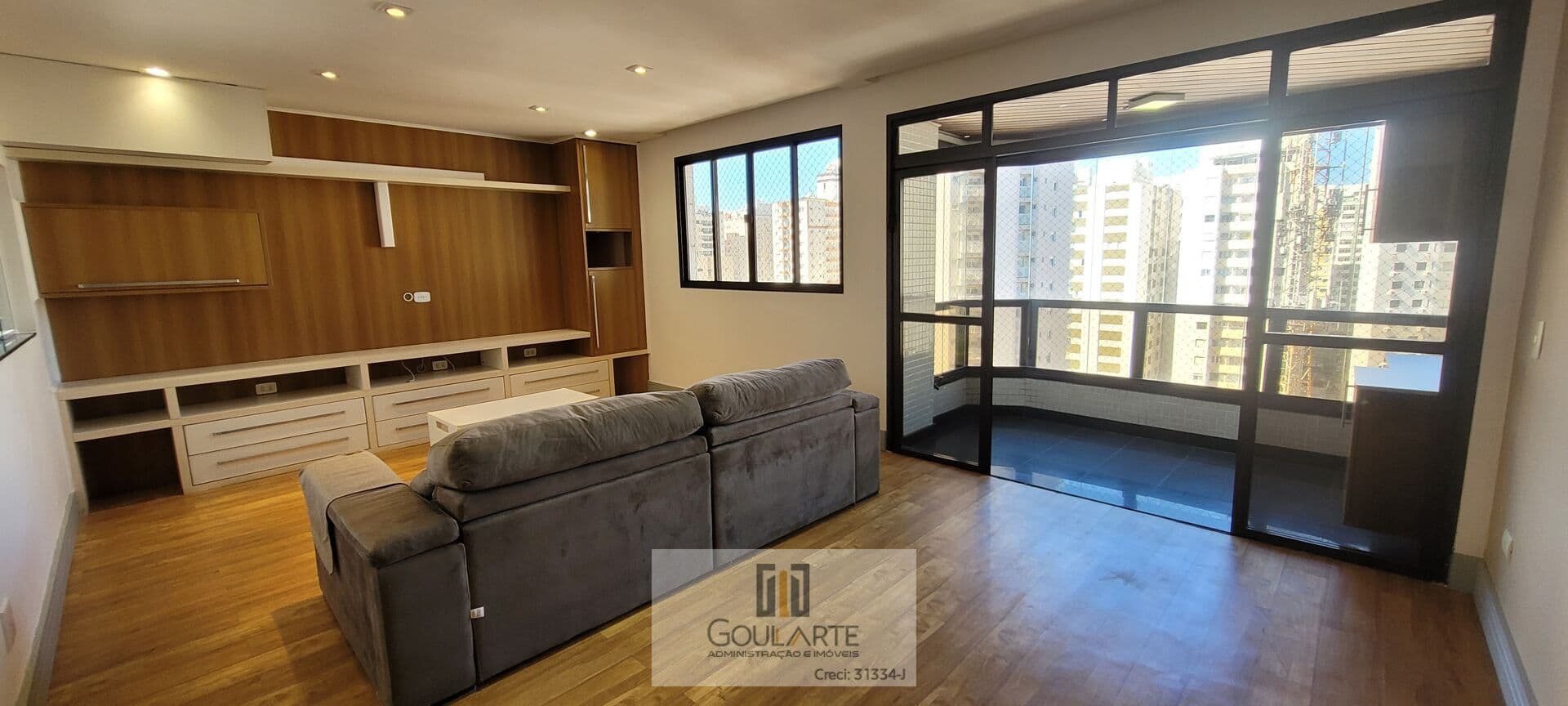 Apartamento alto padrão com sacada envidraçada, 3 dormitórios sendo 1 suíte, na praia da PITANGUEIRAS- Guarujá/SP.