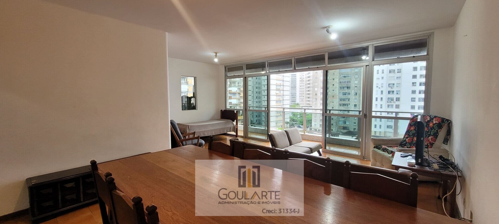 Apartamento alto padrão com 3 dormitórios sendo 1 suíte, lazer no condomínio, na praia da PITANGUEIRAS-Guarujá/SP.