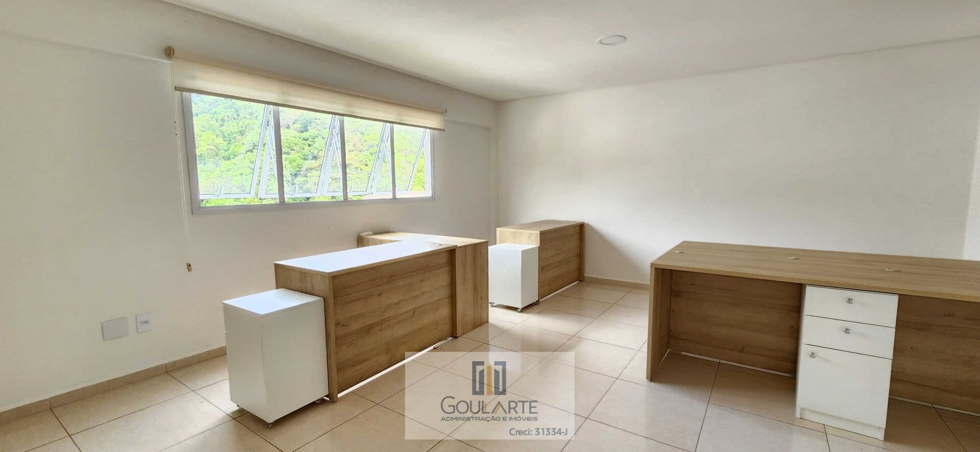 Sala comercial em prédio comercial na PITANGUEIRAS - Guarujá/SP.