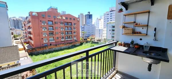 Apartamento com acesso a sacada, 2 dormitórios climatizados sendo 1 suíte, na praia das ASTÚRIAS-Guarujá/SP.