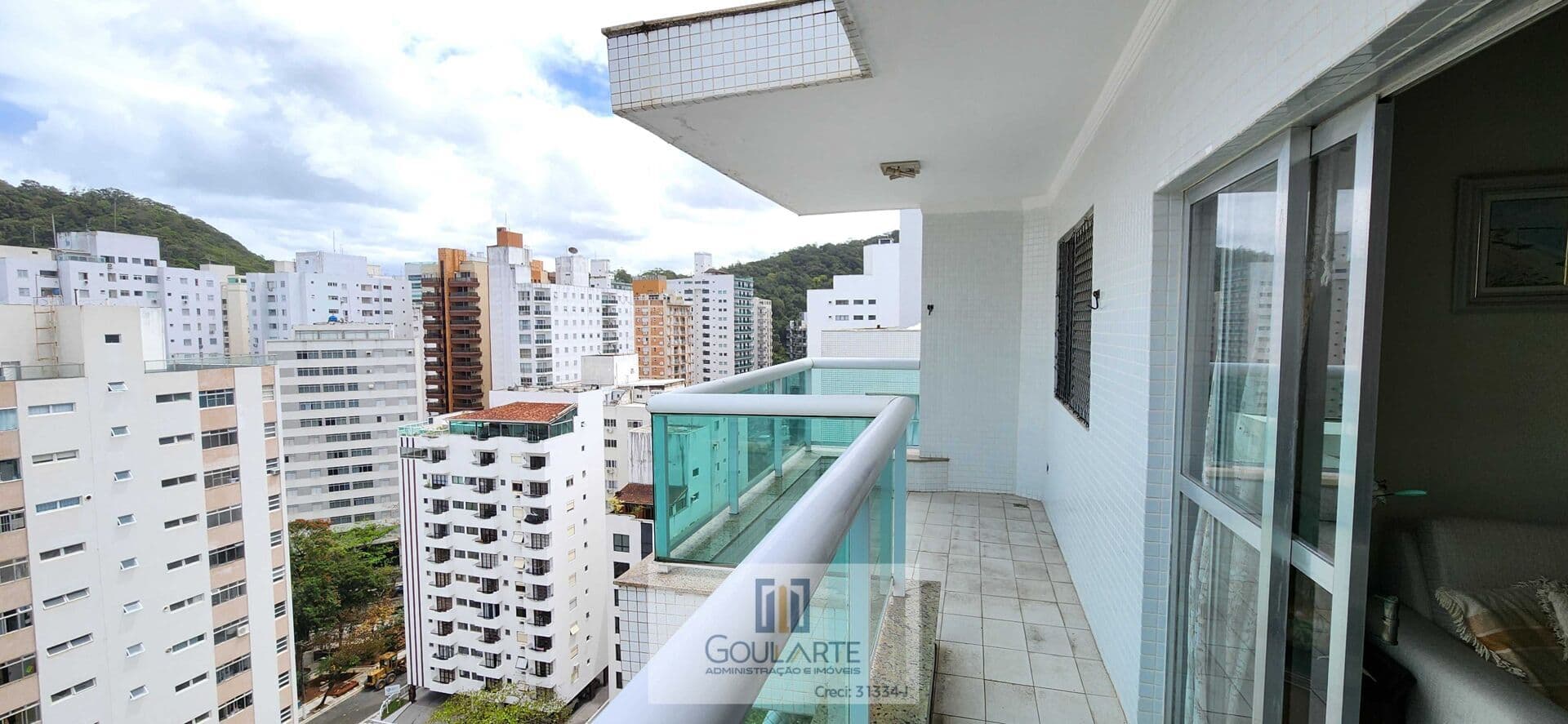 Apartamento alto padrão com acesso a sacada, 3 dormitórios sendo 1 suíte + dormitório de serviço, à menos de 50 metros da praia das PITANGUEIRAS-GUARUJÁ/SP.