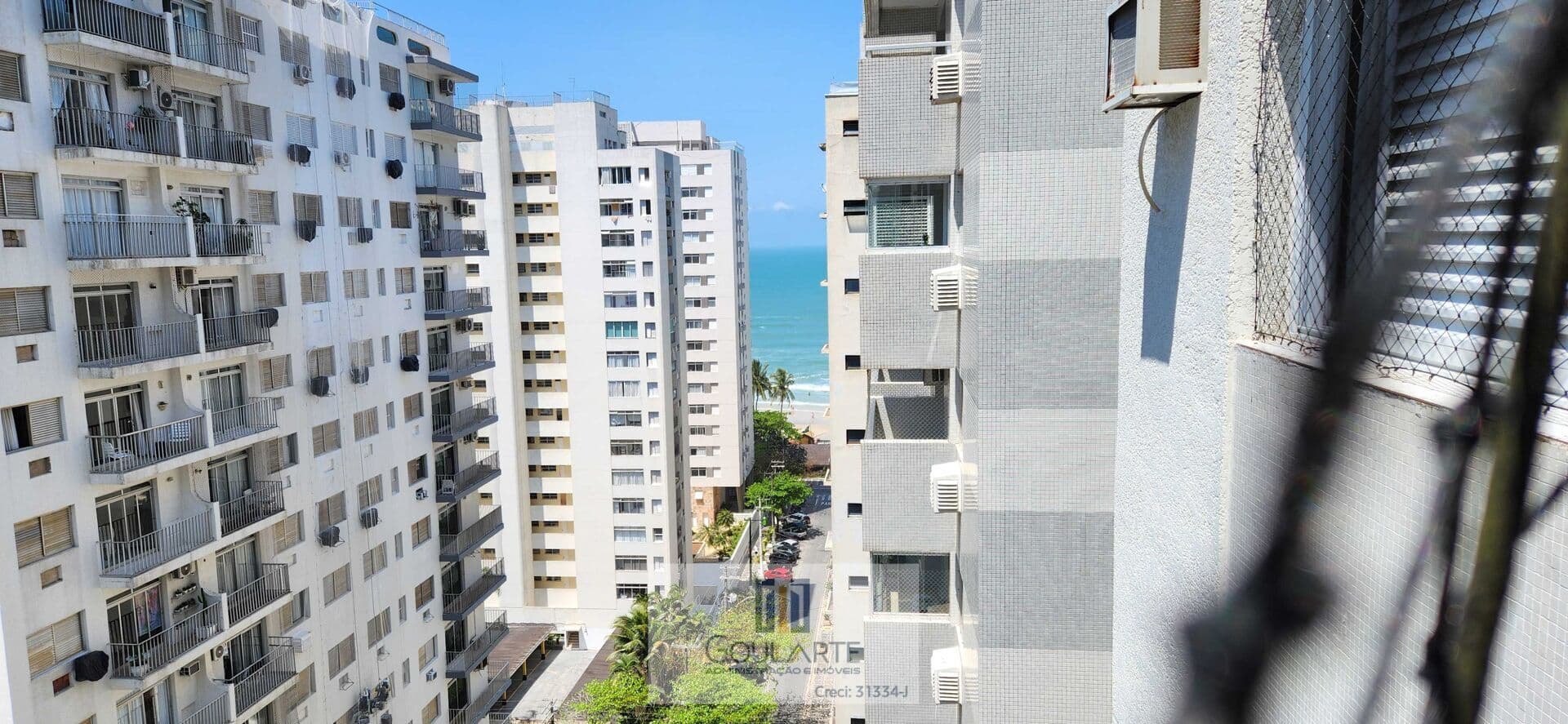 Apartamento Alto Padrão com acesso a sacada vista lateral mar, 3 dormitórios sendo 2 suítes climatizadas, na praia das PITANGUEIRAS - Guarujá/SP.