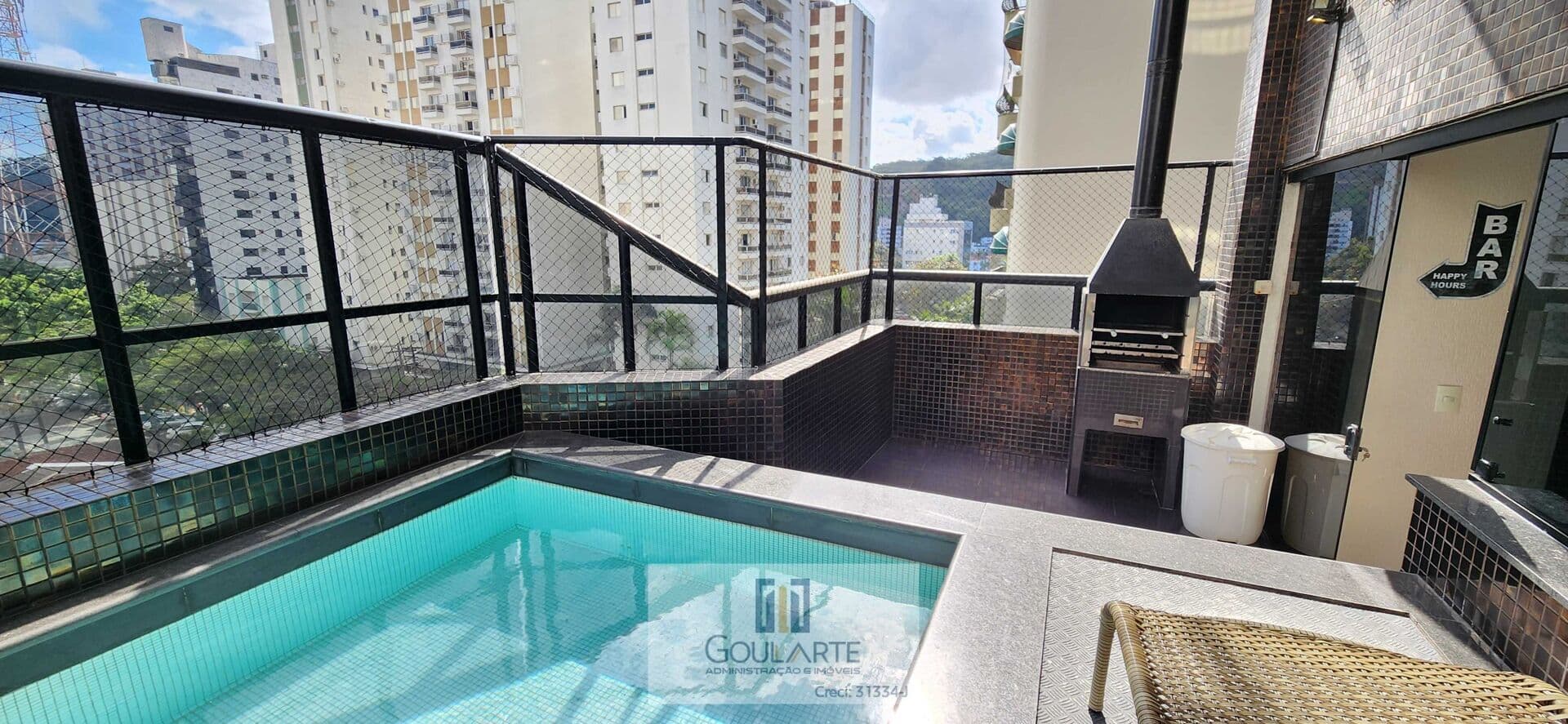 Apartamento duplex com 5 dormitórios sendo 3 suítes climatizadas + suíte de serviço, sacada gourmet e piscina privativa na praia da Pitangueiras-Guarujá/SP.