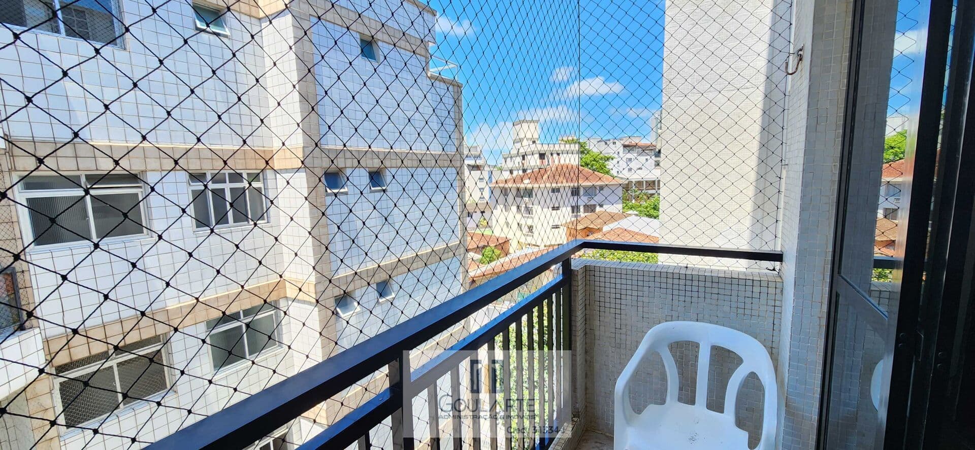 Apartamento com acesso a sacada, 2 dormitórios climatizados sendo 1 suíte, na praia das ASTÚRIAS-Guarujá/SP.