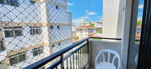 Apartamento com acesso a sacada, 2 dormitórios climatizados sendo 1 suíte, na praia das ASTÚRIAS-Guarujá/SP.