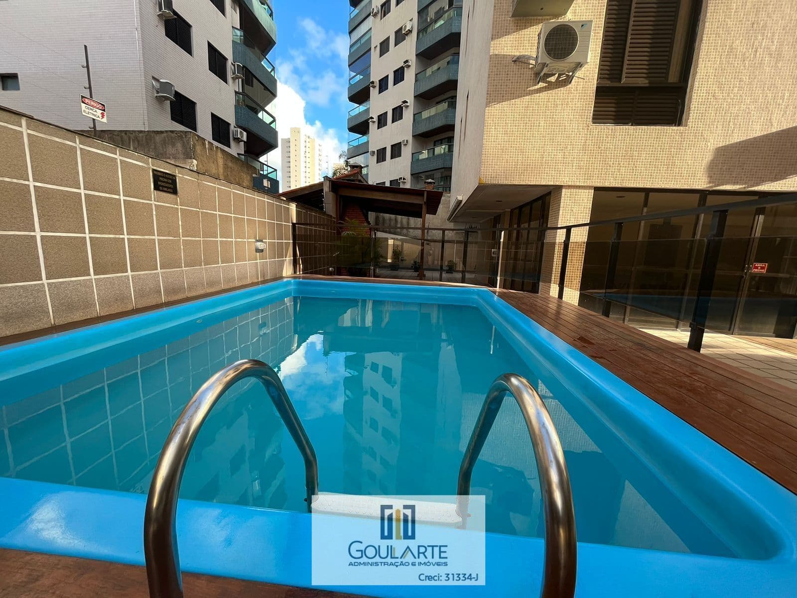Apartamento alto padrão com acesso a sacada, 3 suítes sendo 2 climatizadas, lazer no condomínio, lado bairro na praia da ENSEADA-GUARUJÁ/SP.