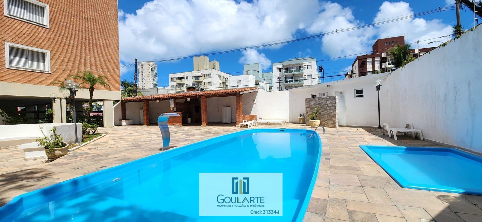 Apartamento com sacada, 2 dormitórios + suíte de serviço, lazer no condomínio, lado bairro na praia da ENSEADA-GUARUJÁ/SP