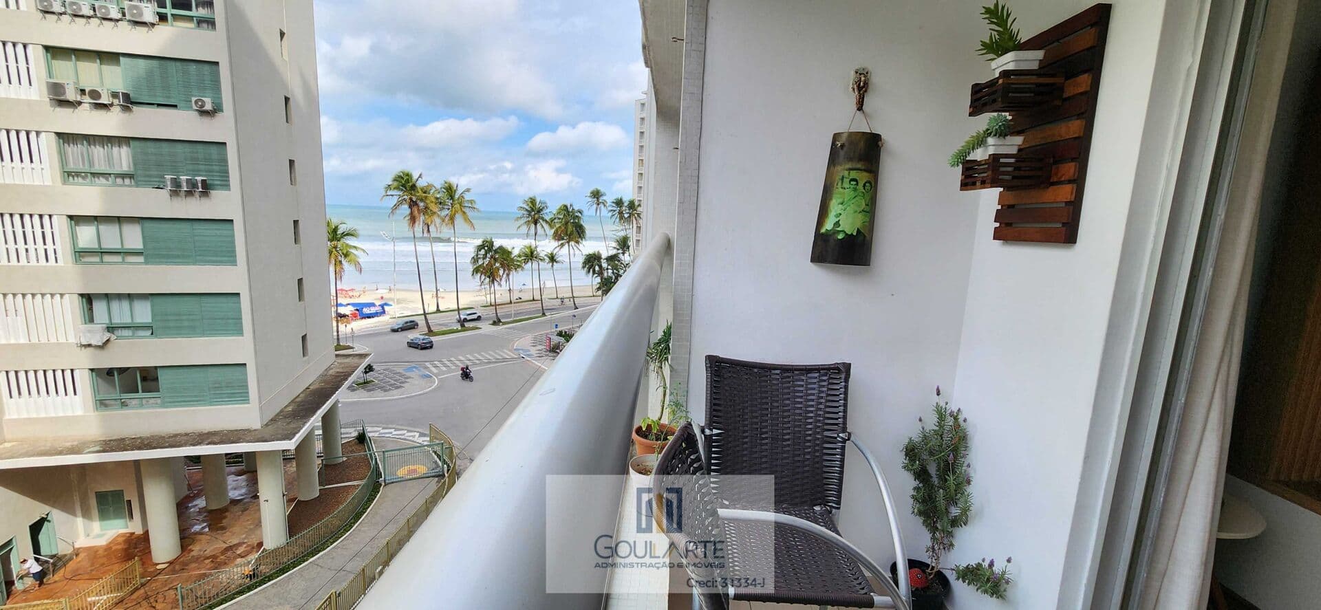 Apartamento com acesso a sacada vista lateral mar, 2 dormitórios climatizados sendo 1 suíte + dormitório de serviço , à 100 metros do mar em PITANGUEIRAS - Guarujá/SP